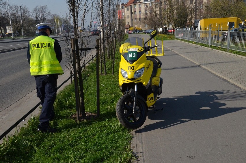 Wrocław: Wypadek na Strzegomskiej. Mężczyzna prowadzący skuter trafił do szpitala (ZDJĘCIA)