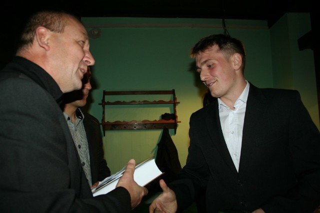 Nagrodę odbiera Przemysław Szamocki, wręcza Krzysztof Zabrocki