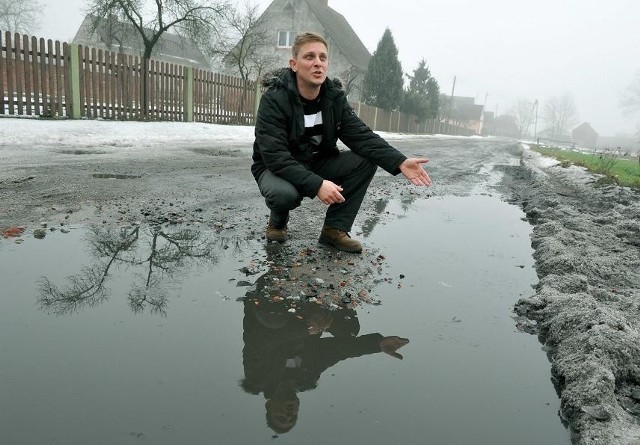 - Opiszcie w jakim stanie jest droga do Siadczy. Dziura na dziurze! Tędy jeździmy do lekarza, a dzieci do szkoły! - przekazał  Maciej Kamiński z Bełcza gmina Bojadła. 