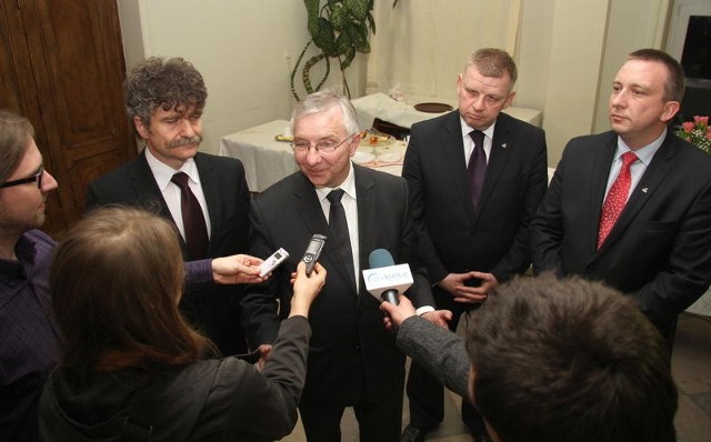Poseł Krzysztof Lipiec, nowy szef świętokrzyskiego Prawa i Sprawiedliwości rozmawia z dziennikarzami.