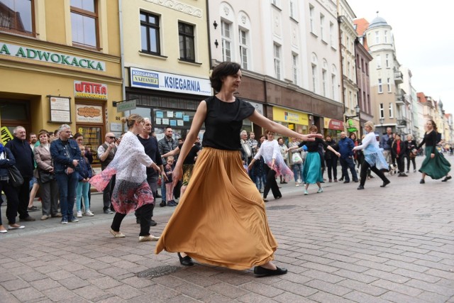 Dziś - 24 kwietnia - obchodzimy Międzynarodowy Dzień Tańca. Z tej okazji tancerze z Młodzieżowego Domu Kultury i Ogniska Pracy Pozaszkolnej Dom Harcerza przygotowali taneczny korowód, który przeszedł ulicami toruńskiej starówki.