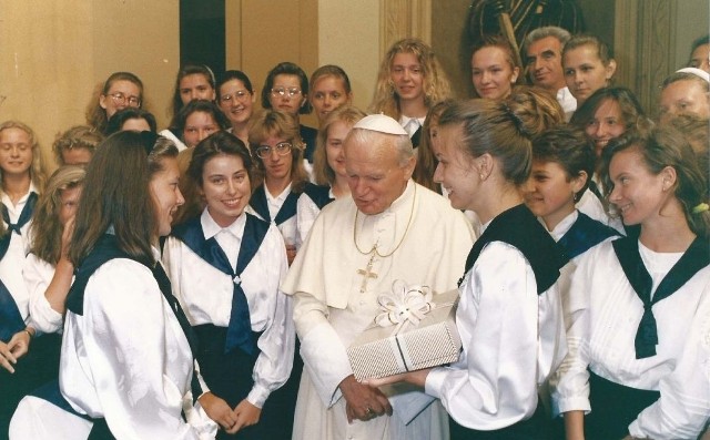 Katarzyna Skucińska (na czele, pierwsza z lewej) wraz z koleżankami z Liceum Sióstr Nazaretanek podczas pamiętnego spotkania z Ojcem Świętym w Castel Gandolfo.