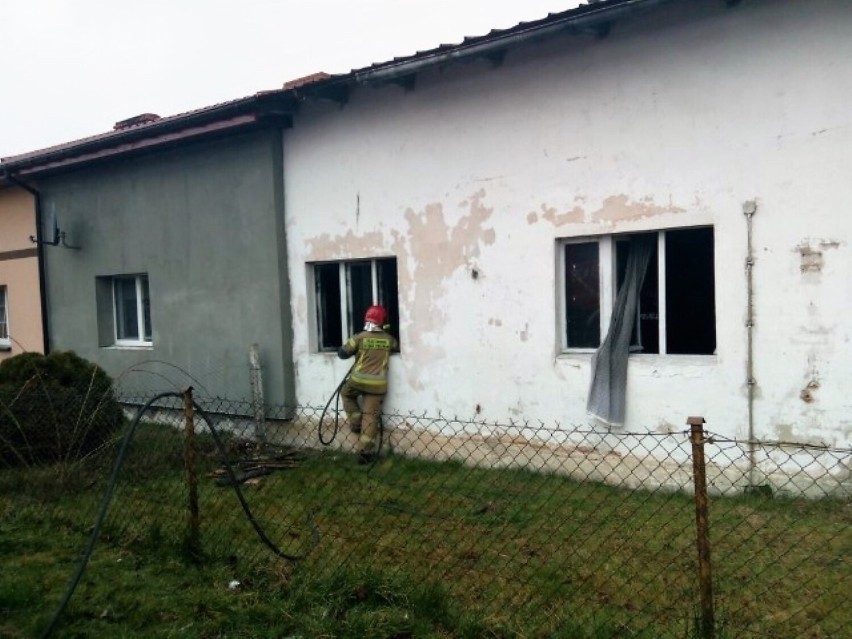Groźny pożar mieszkania w gminie Sławno! W akcji 4 zastępy strażaków