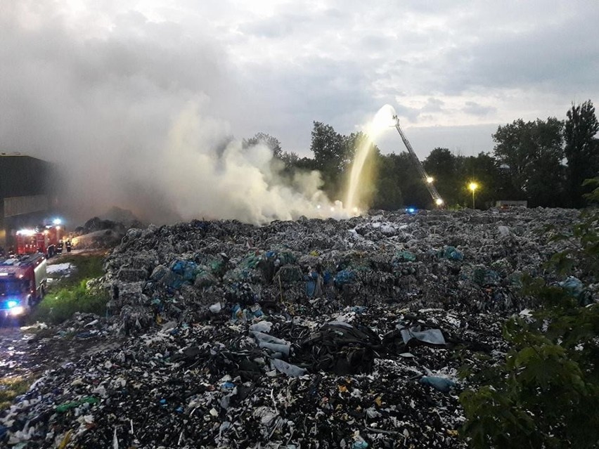 Skawina. Pożar wysypiska odpadów plastikowych. Wielki dym nad miastem