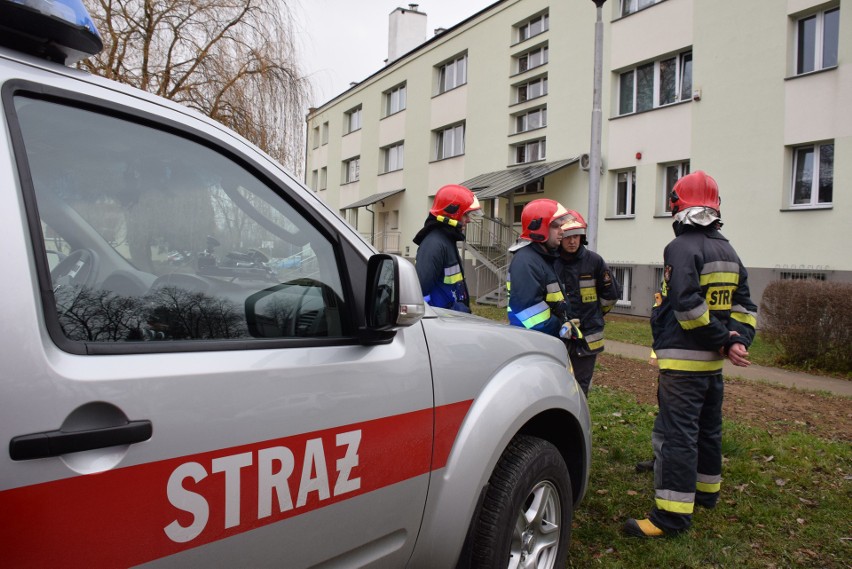 Ewakuacja Zespołu Szkół Ponadgimnazjalnych nr 5 w Krośnie. Ponad 100 uczniów musiało opuścić szkołę [ZDJĘCIA]