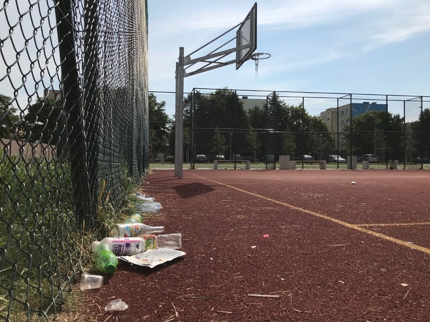 Park Witkacego w Słupsku cieszy się dużą popularnością, niestety również wśród wandali [ZDJĘCIA]