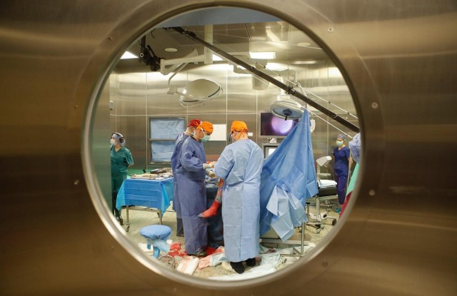 Jak pokazują polskie statystyki, w zawodzie chirurga pracuje ok. 7 razy więcej mężczyzn niż kobiet.