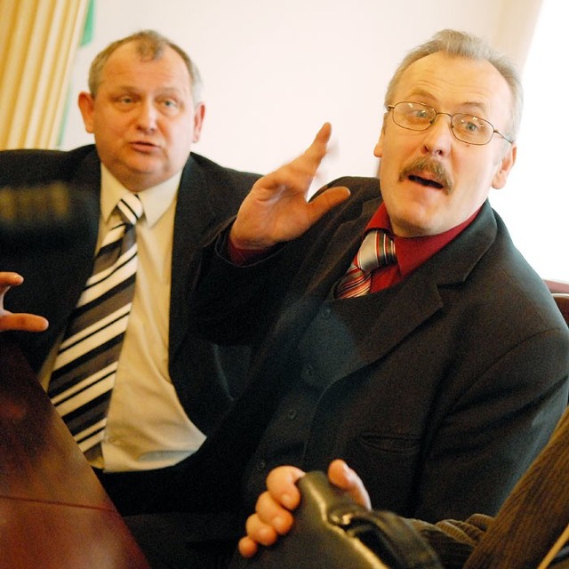 Zdzisław Romanowski (z lewej) i Adam Machnij przyznali, że jako klub sołtysów przystąpili do koalicji z burmistrzem Franciszkiem Sitko