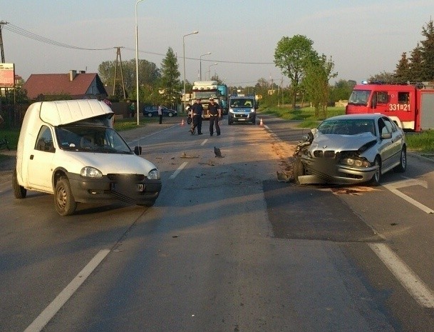 Oba samochody zostały poważnie uszkodzone.