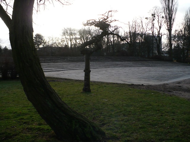 Amfiteatr widziany z miejsca, obok którego niedawno stała muszla koncertowa