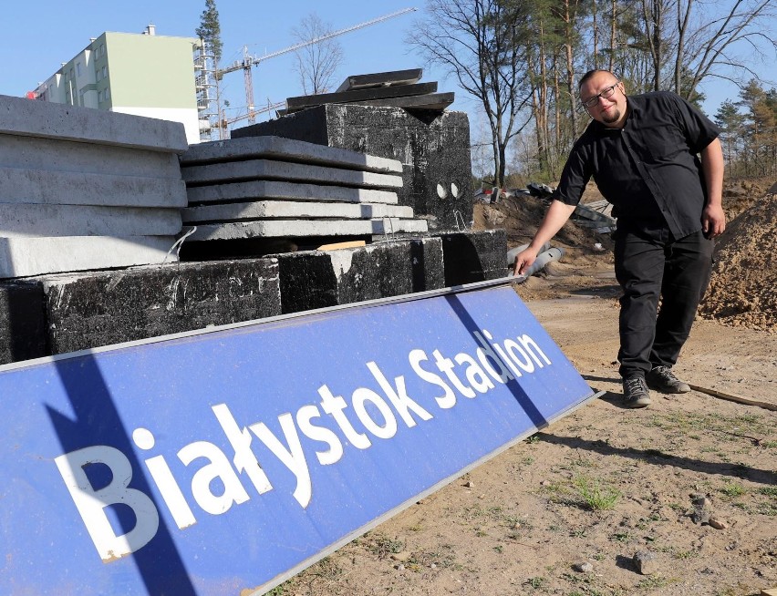 Białystok-Stadion. Z przystanku kolejowego trzeba iść kilkaset metrów do najbliższego przystanku BKM. A jeszcze niedawno była tu pętla