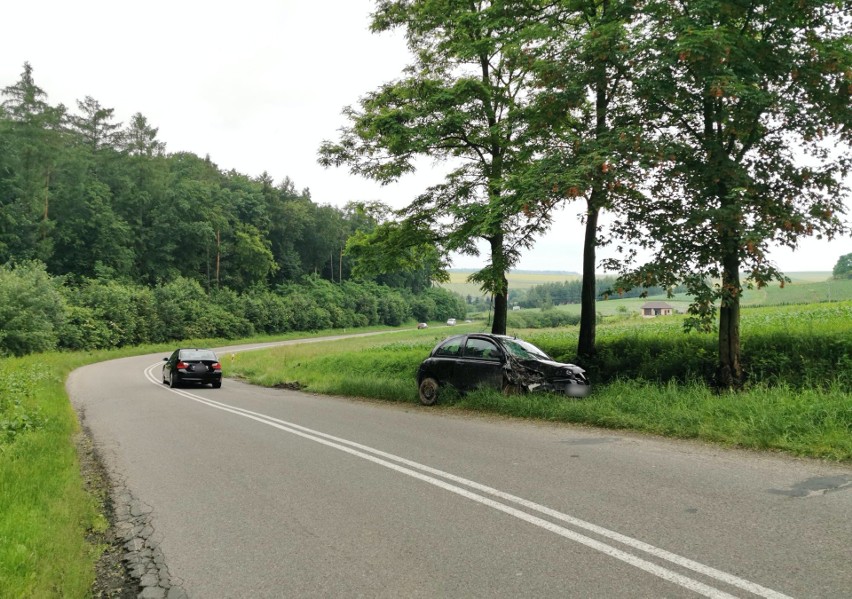 Po interwencji Nowin po sześciu dniach zholowano z drogi pod Przemyślem rozbity samochód [ZDJĘCIA]