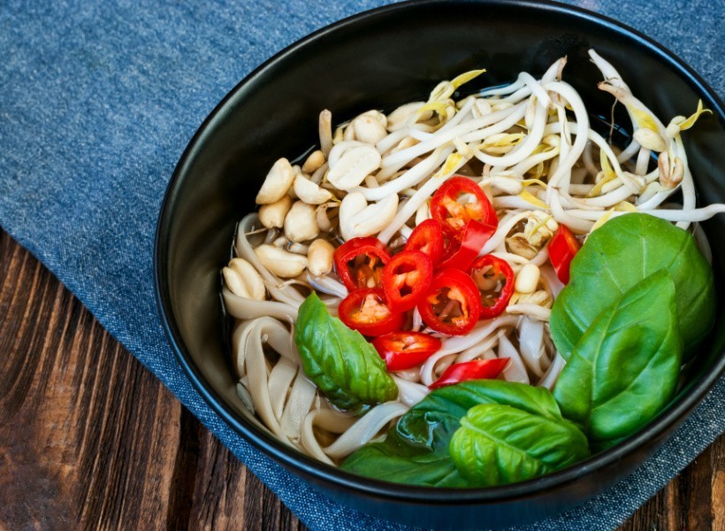 Ramen, miso czy zupa pho? Orientalne zupy, których jeszcze nie próbowałeś [PRZEPISY]