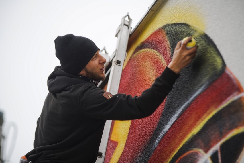Tomasz „Cukin” Żuk stworzył mural na budynku OSP w Sierakowie
