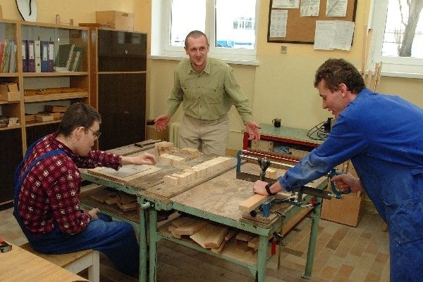 W pracowni stolarskiej pod opieką Adama  Szydzika (w środku) w zajęciach udział biorą  Tomek Lewandowski i Arkadiusz Boniewicz.