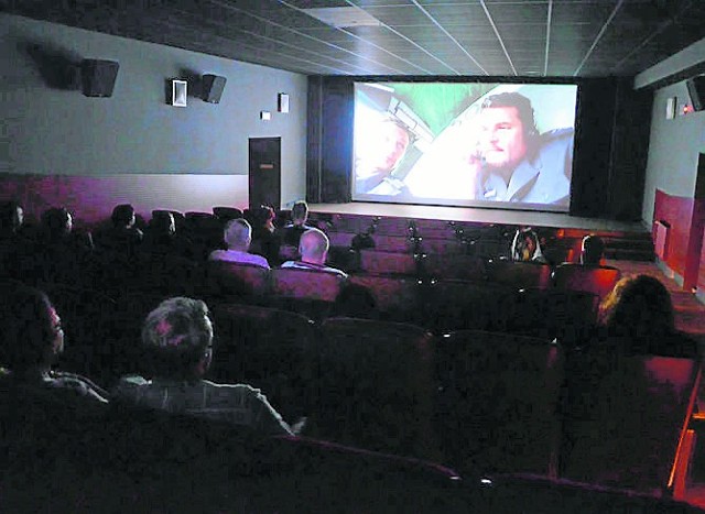 Film „Smoleńsk” pokazany został w piątek w kinie Wrzos. Na pierwszy pokaz w małej sali kinowej przyszło trzynaście osób.