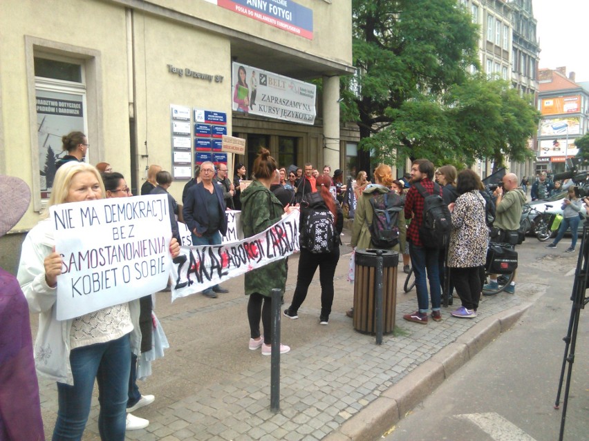 Demonstracja przed Biurem Poselskim PiS w Gdańsku....