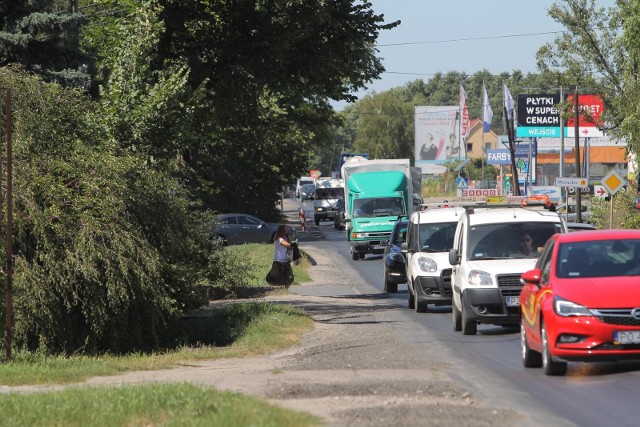 Szczątkowe, nierówne pobocze ul. Obornickiej, bez chodnika i barier ochronnych, nie zapewnia bezpieczeństwa pieszym