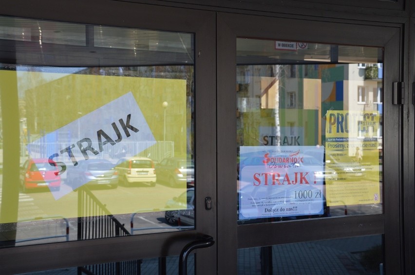 Strajk nauczycieli 2019 w Stalowej Woli - DZIEŃ 2. Wiedzą, że nie dostaną pieniędzy za protest. Raport ze szkół