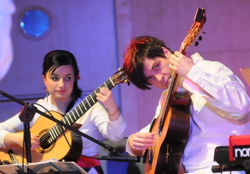 Głogowianie: Anna Badecka gra w DaMyr na gitarze klasycznej,...