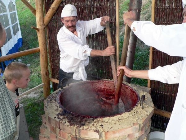 Kręcenie smażonych powideł.