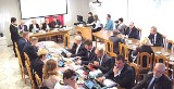 Pierwsza sesja Rady Gminy w Bodzentynie. Burmistrz Dariusz Skiba zaprzysiężony. Teresa Bzymek nową przewodniczącą rady gminy