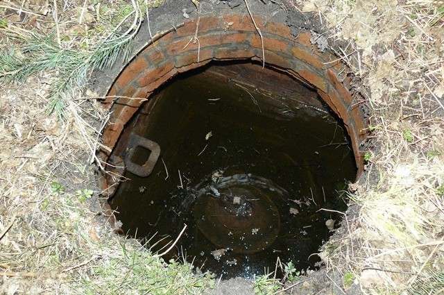 Mężczyzna w marcu br. miał ukraść dwie pokrywy ze studzienek kanalizacyjnych, które zostały sprzedane w jednym z punktów skupu złomu na terenie gminy Kolonowskie.