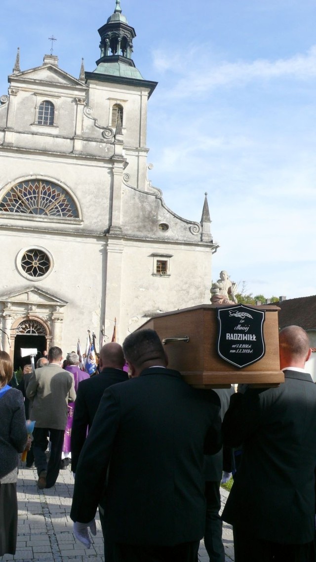 Pogrzeb Macieja Radziwiłla odbył się w piątek w Pustelni Złotego Lasu. Ciało spoczęło na cmentarzu obok klasztoru kamedułów.