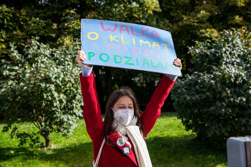 Aktywiści z Młodzieżowego Strajku Klimatycznego protestowali...