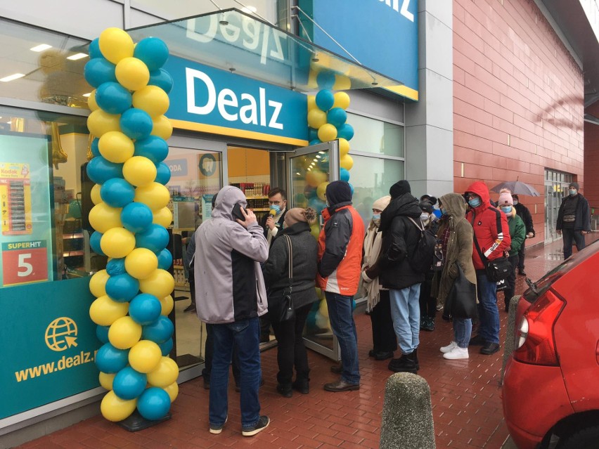 Tłum czekał na otwarcie sklepu Dealz w Pasażu Świętokrzyskim w Kielcach. Zobaczcie, co się działo, zdjęcia i film
