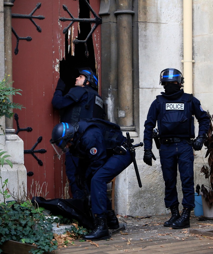 Koniec obławy na terrorystów w Saint-Denis. Nie żyją dwie osoby, siedmiu zatrzymanych
