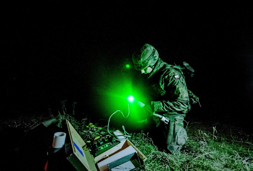 Orzysz. Nocne strzelanie z moździerzy. Podlascy terytorialsi "rozpalili" niebo (zdjęcia)