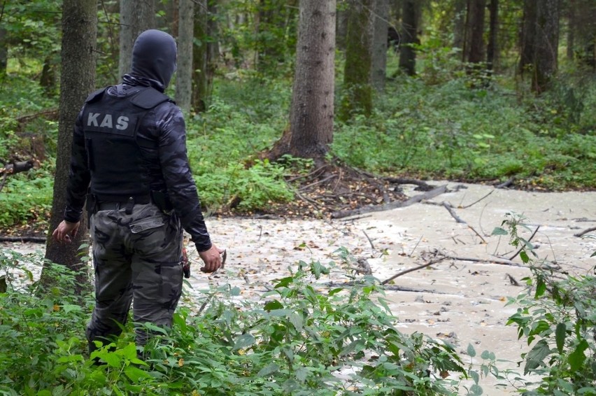 Funkcjonariusze podlaskiej KAS zlikwidowali nielegalną bimbrownię w lesie koło Gródka. Zabezpieczono ponad 150 litrów alkoholu [ZDJĘCIA]