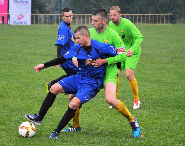 Piłkarze Żarek (niebieskie stroje) w chrzanowskim finale pokonali trzecioligową Trzebinię Siersza...