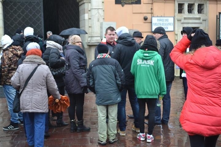 Częstochowa: Piłkarscy kibice opanowali jasnogórski szczyt. To już ich siódma pielgrzymka [ZDJĘCIA]