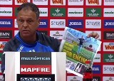 Wściekły trener Granady podarł gazetę na konferencji prasowej (WIDEO)
