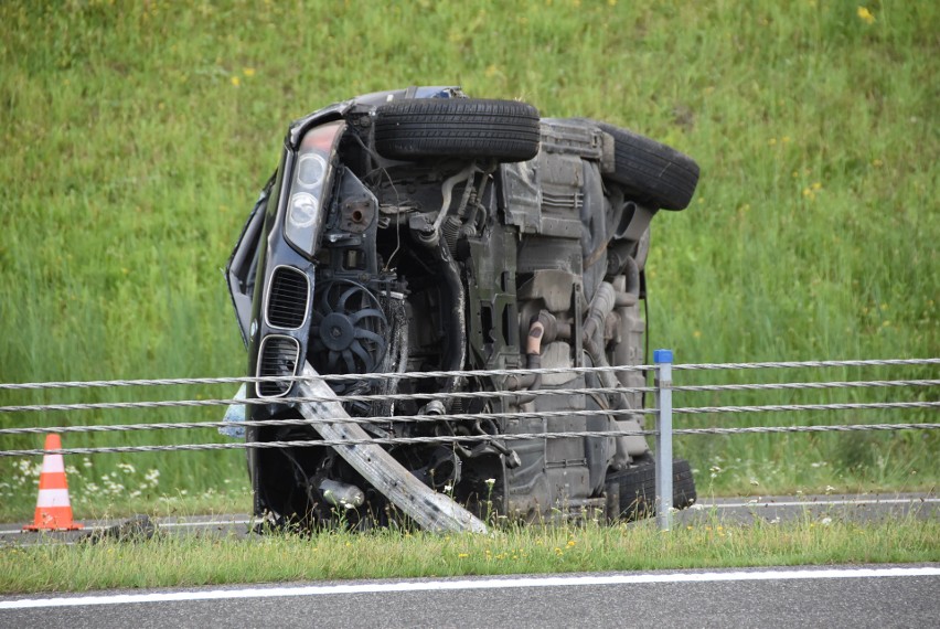 Bmw wypadło z drogi, przebiło bariery rozdzielające jezdnie...