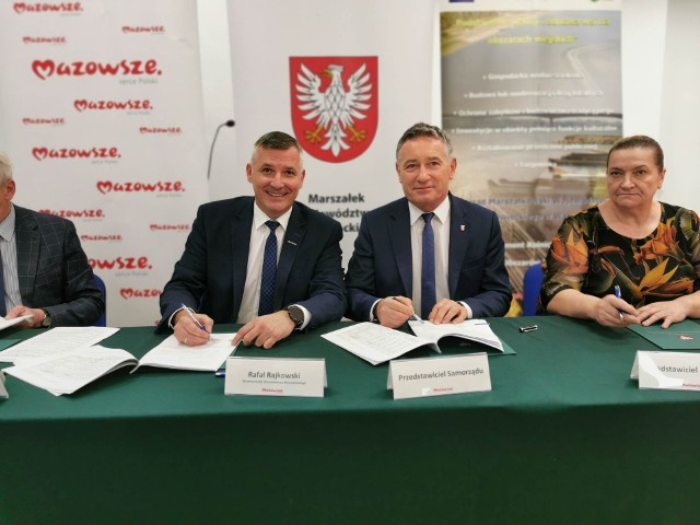 Na zdjęciu od lewej: wicemarszałek Rafał Rajkowski, burmistrz Lipska Jacek Wielorański oraz Anna Woźniak - skarbnik Miasta i Gminy Lipsko.