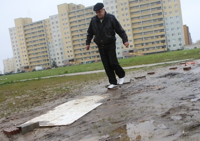 Mieszkaniec osiedla Niepodległości pokonuje prowizoryczną drogę przy ul. Frąckowskiego.