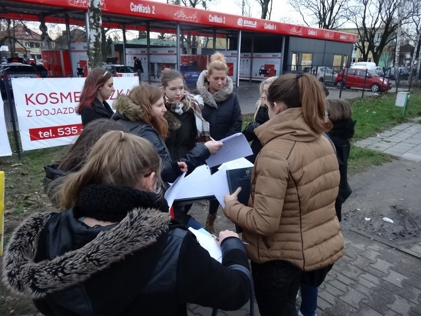 Od rana uczniowie, rodzice oraz nauczyciele z Gimnazjum nr...