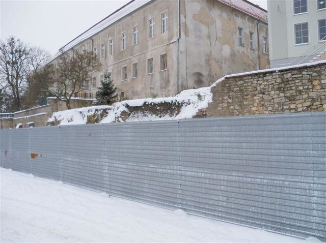 Odbudowa i naprawa muru może kosztować nawet milion złotych. (fot. Beata Szczerbaniewicz)