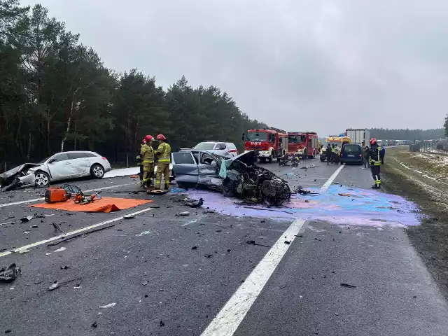 Pięć samochodów, w tym dwa ciężarowe, zderzyły się po godz. 9 na S10 pod Toruniem. Czytaj więcej na kolejnych stronach.