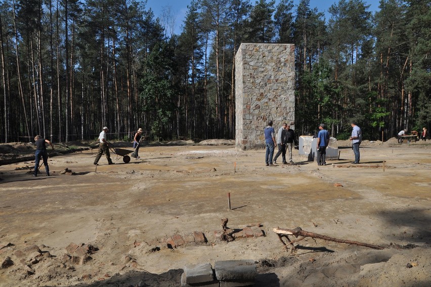 Na pierwszym planie widzimy odsłonięte fragmenty fundamentów...