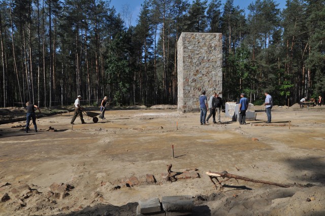 Na pierwszym planie widzimy odsłonięte fragmenty fundamentów komór gazowych.