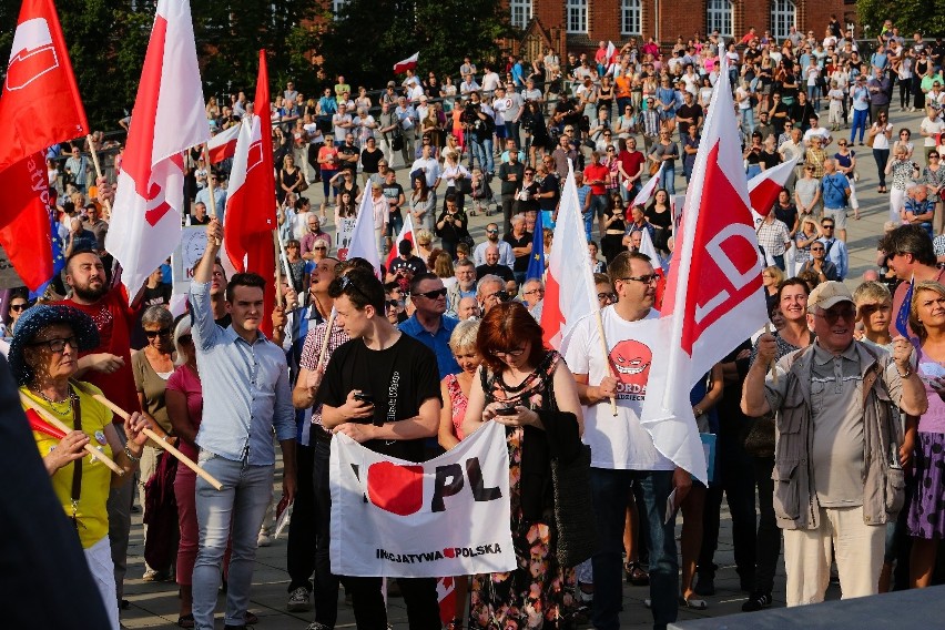 Protest na Placu Solidarności przeciwko reformie sądów. Przyszedł tłum [zdjęcia, wideo] 