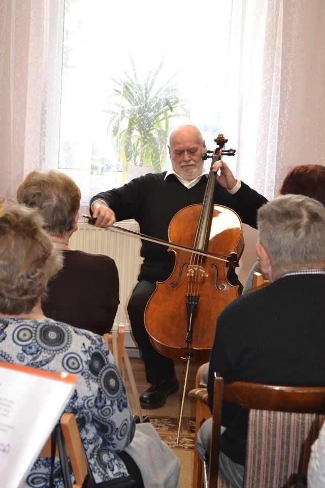 Krasnosielc. Muzyka w bibliotece. Koncert wiolonczelisty Pawła Roka w bibliotece w Krasnosielcu 