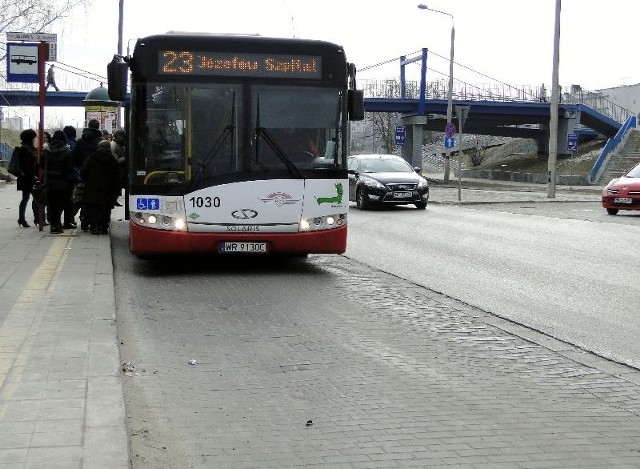 Betonowa kostka coraz bardziej zapada się w zatoce przystankowej przy alei Jana Pawła II (obok kwiaciarni, w kierunku ronda).