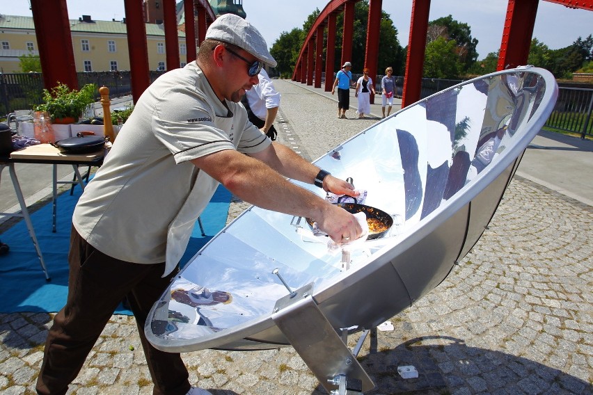 Kuchenki solarne na moście Jordana