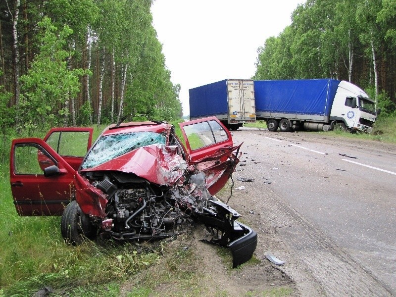 Czolówka TIRa z osobówką na krajowej 50 pod Ostrowią...