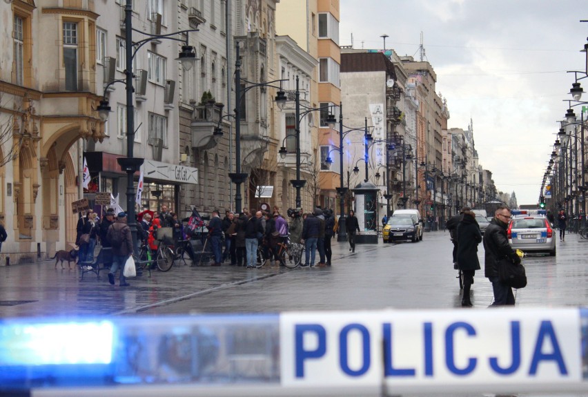 Protest na Piotrkowskiej przed siedzibą PiS: Antykoncepcja...